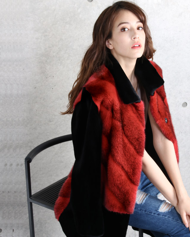 ひときわ目を奪う美しいレッド。ブラッククロスミンクコート