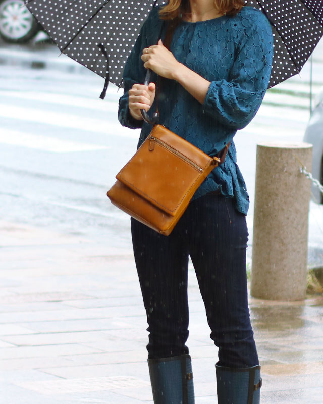 雨の日も使える本革のショルダーバッグ