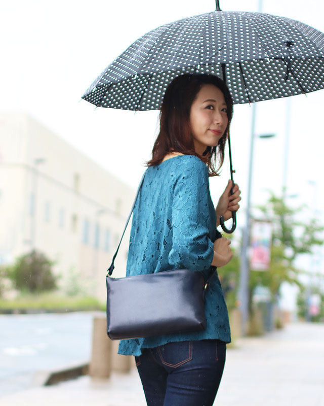 雨の日も使えるショルダーバッグ